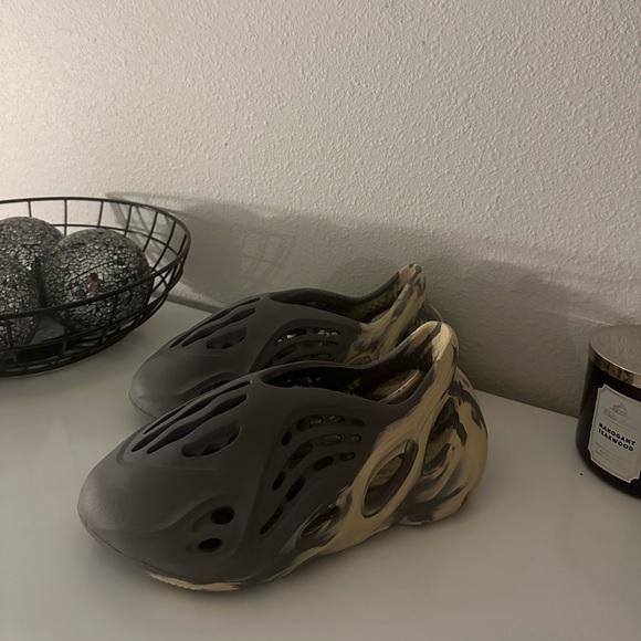 yeezy foam runner moon grey - Picture 2 of 3